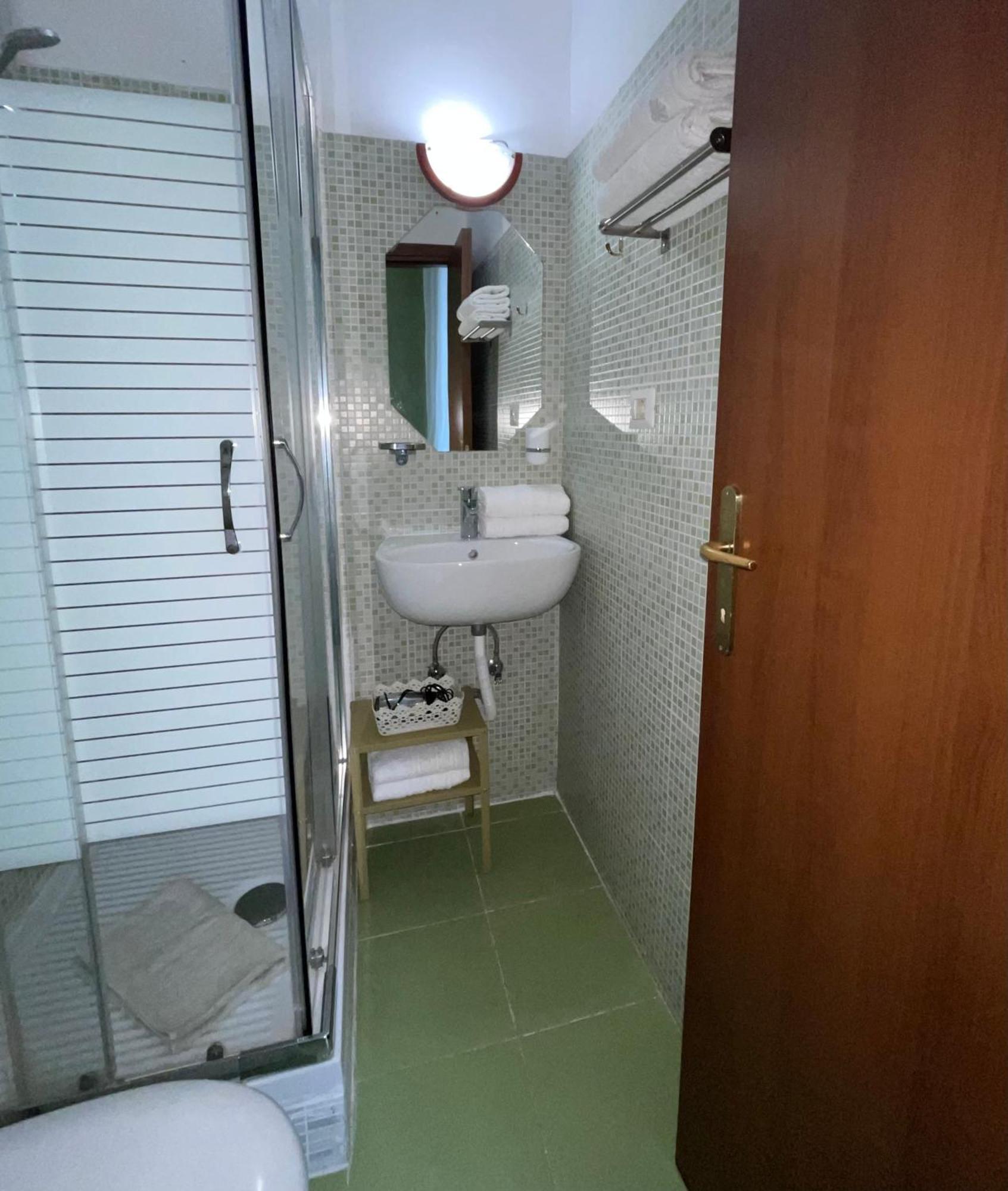 Guest House Meret Рим Екстериор снимка