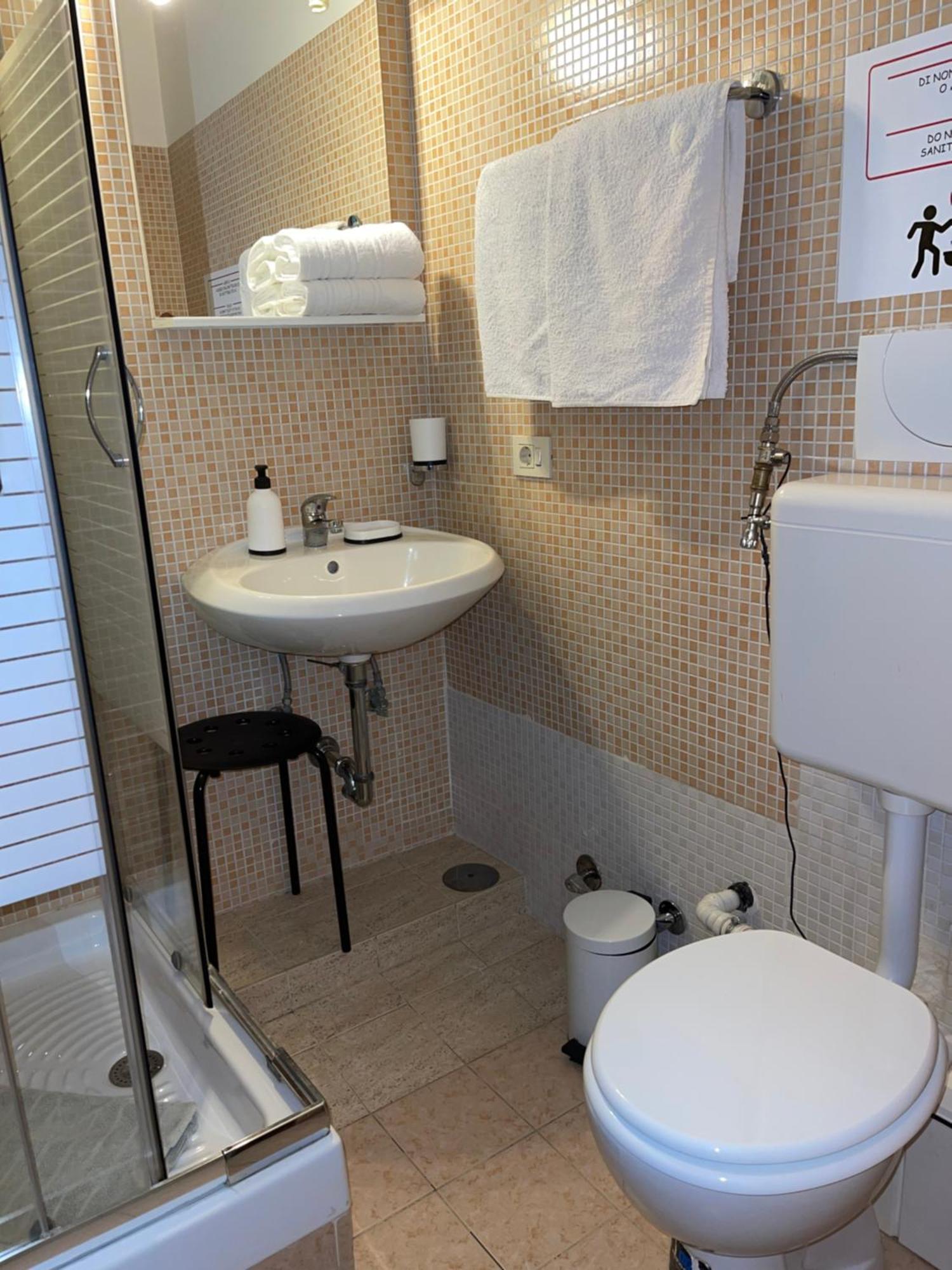 Guest House Meret Рим Екстериор снимка
