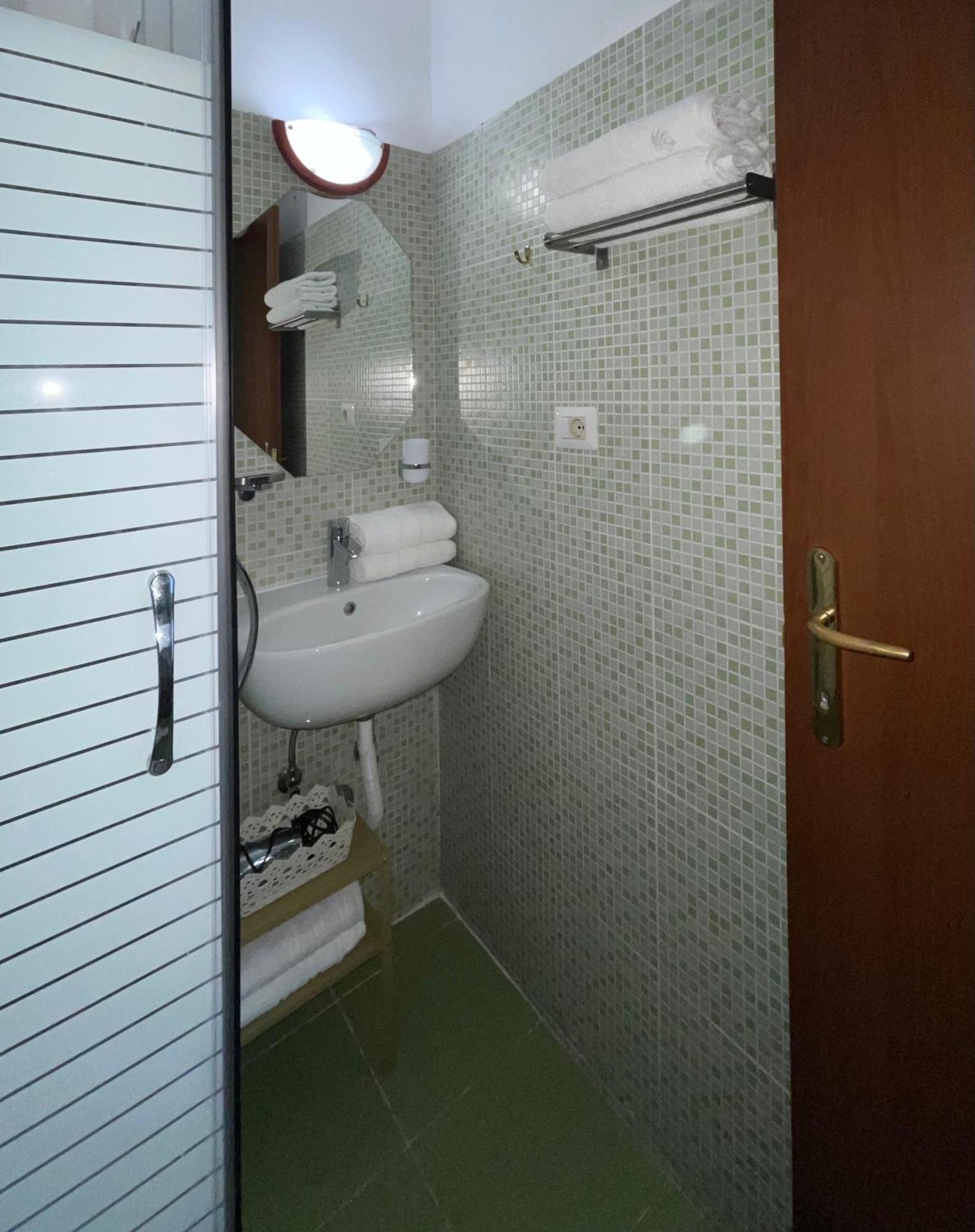 Guest House Meret Рим Екстериор снимка